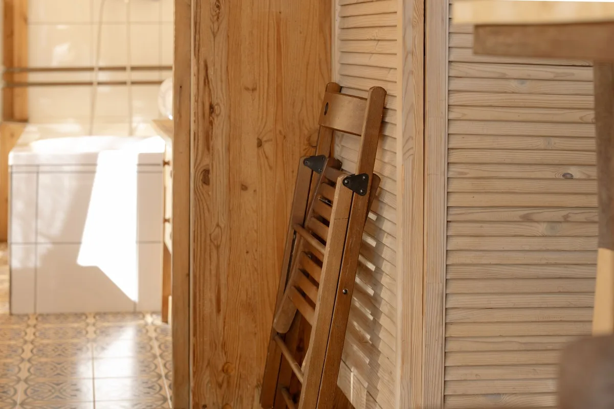 Comparaison de finitions en bois clair et foncé dans un espace commercial moderne