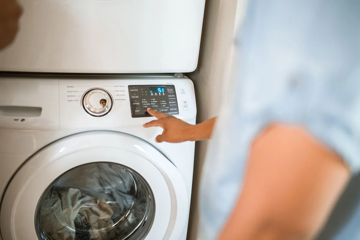 Lave-linge programmé pour fonctionner pendant les heures creuses
