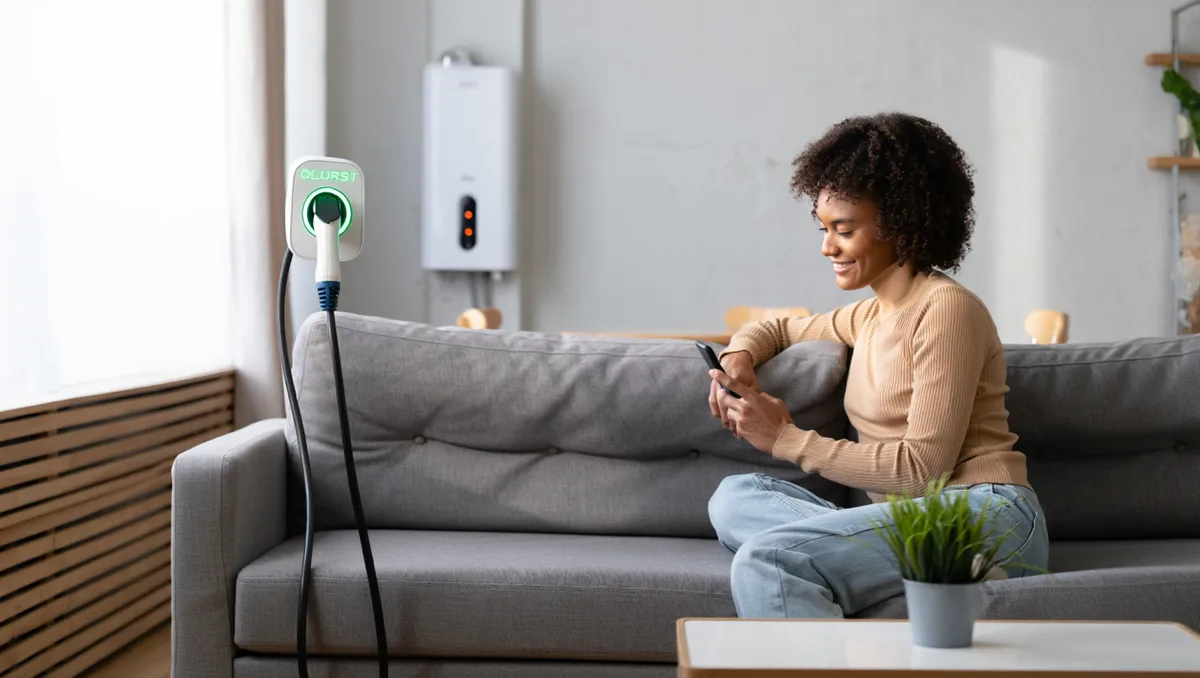 Petites optimisations et bonnes pratiques observées — Dans la pratique, les foyers qui réussissent à économiser régulièrement combinent plusieurs approches : une programmation simple des gros consommateurs (chauffe-eau, charge de véhicule), la réduction des consommations de veille, et une attention aux