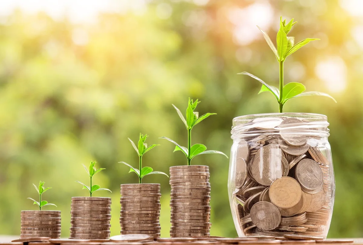 Relevé bancaire papier avec relevé de paiements et calculatrice sur un bureau