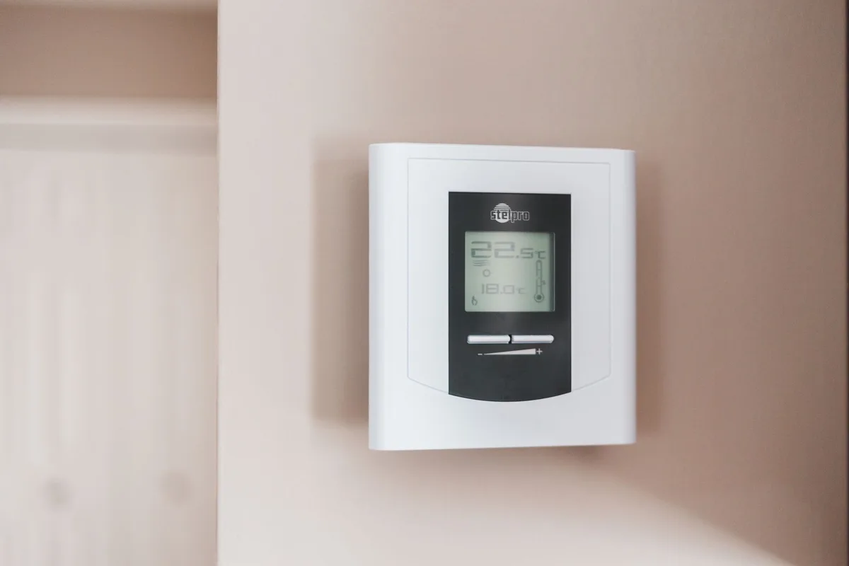 Maison bien isolée avec thermostat de chauffage visible