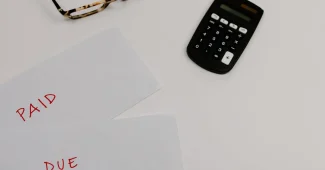 Facture de gaz, stylo et calculatrice sur un bureau