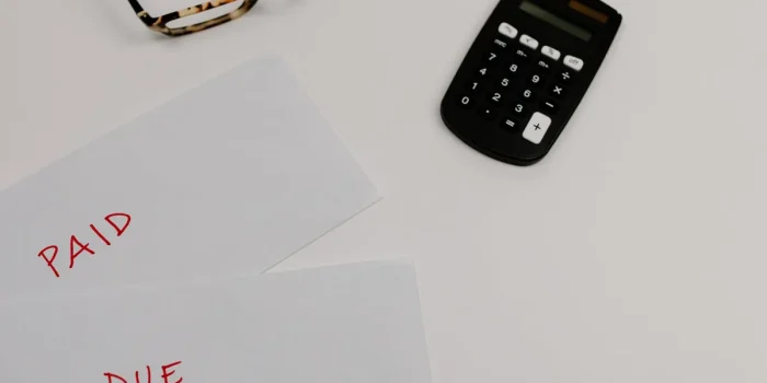Facture de gaz, stylo et calculatrice sur un bureau