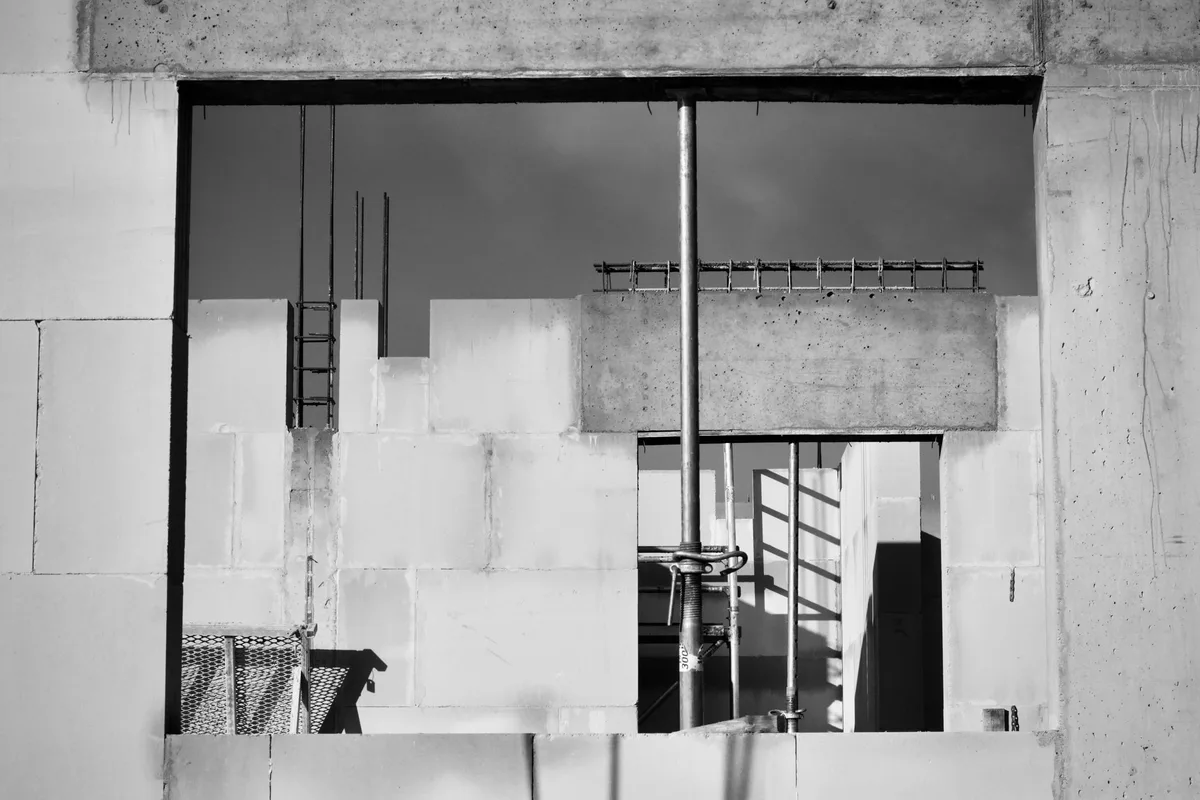 Chantier de construction en cours avec suivi des travaux