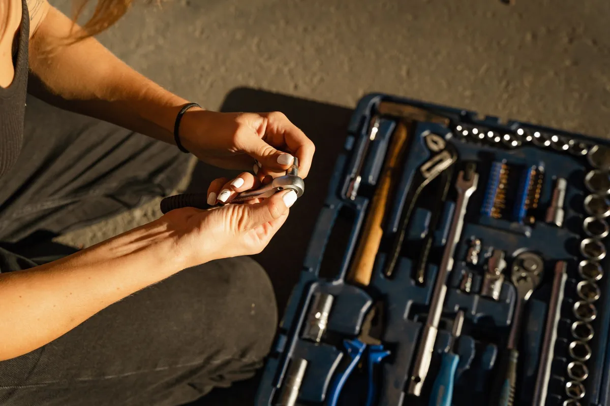 Sélection d'outils de plomberie essentiels : coupe-tube, pince à sertir et clés
