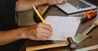 Outils de plomberie professionnels disposés sur un établi de travail