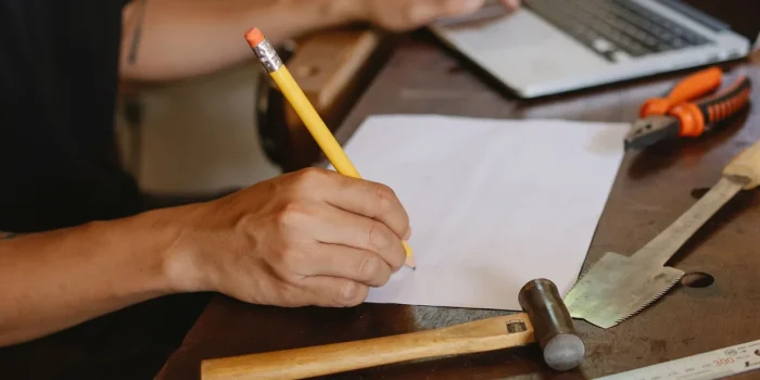 Outils de plomberie professionnels disposés sur un établi de travail
