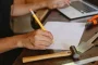 Outils de plomberie professionnels disposés sur un établi de travail