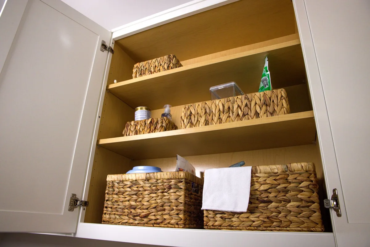 Pièce bien rangée avec paniers de rangement et étagères organisées