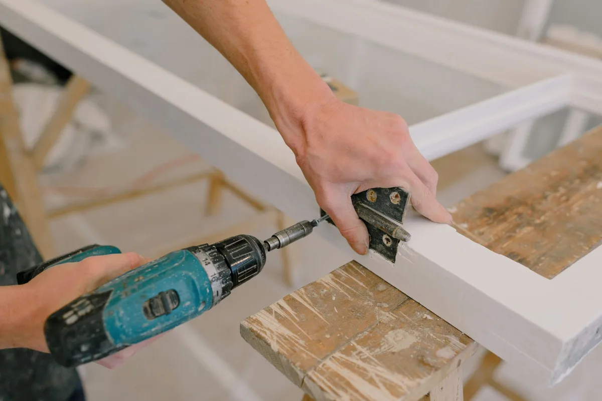 Intégration d'éléments sur mesure créés en atelier dans un espace intérieur