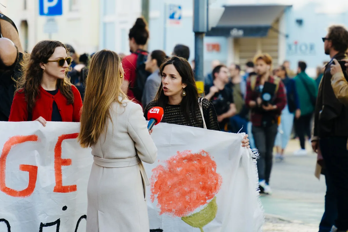 Débat public avec des citoyens discutant autour d'une table