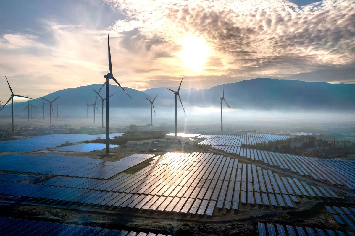 Panneaux solaires et éoliennes représentant différentes sources d'énergie