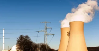 Centrale nucléaire avec tours de refroidissement et structures industrielles au crépuscule