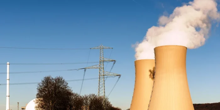 Centrale nucléaire avec tours de refroidissement et structures industrielles au crépuscule