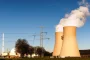 Centrale nucléaire avec tours de refroidissement et structures industrielles au crépuscule