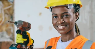 Perceuse-visseuse sans fil en action sur un chantier de plomberie