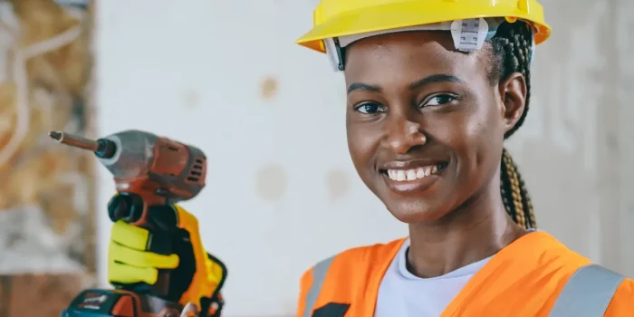 Perceuse-visseuse sans fil en action sur un chantier de plomberie