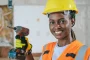 Perceuse-visseuse sans fil en action sur un chantier de plomberie