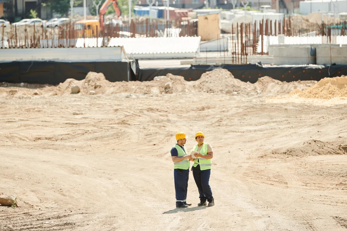 Professionnels du bâtiment sur un chantier avec équipements de sécurité