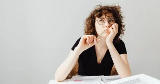Personne consultant des documents et des données à un bureau professionnel