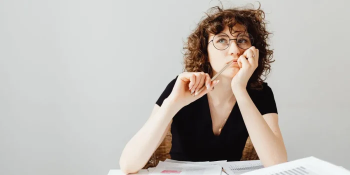 Personne consultant des documents et des données à un bureau professionnel