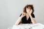 Personne consultant des documents et des données à un bureau professionnel