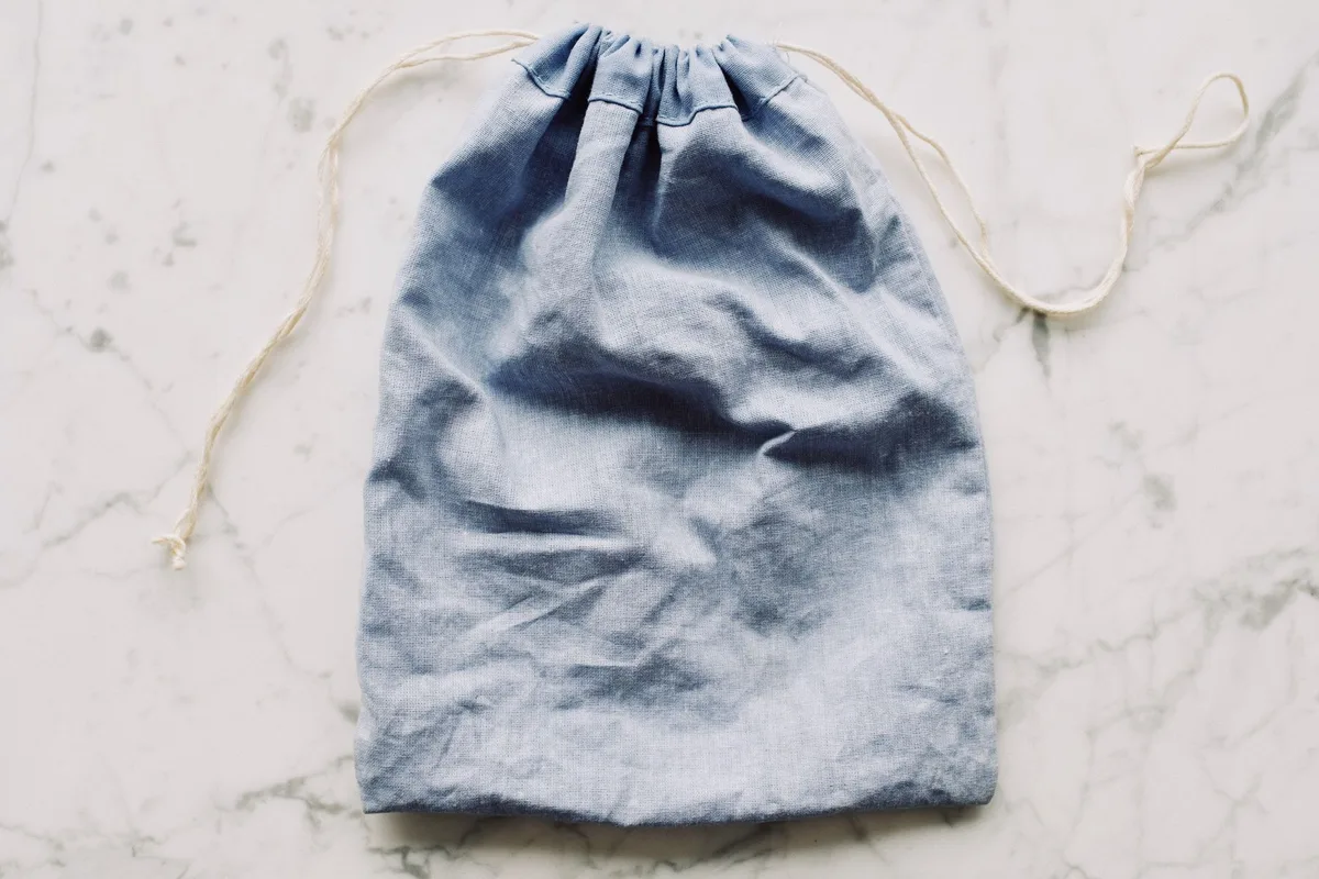 Confection d'une pochette en tissu naturel avec couture solide