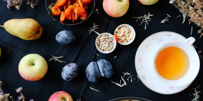 Pochette en tissu naturel remplie de noyaux de prunes séchés, tenue dans les mains