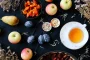 Pochette en tissu naturel remplie de noyaux de prunes séchés, tenue dans les mains