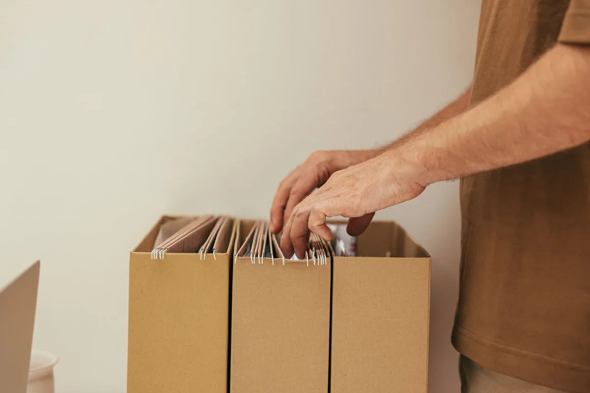 Bureau bien organisé avec tiroirs, classeurs et rangements, espace de travail épuré