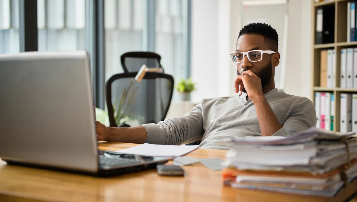 Pourquoi l'environnement physique influe sur votre productivité ? — Un espace de travail bien conçu agit sur l’attention de façon subtile : moins de sollicitations visuelles, une posture confortable et des rangements accessibles permettent de rester concentré plus longtemps sans épuiser