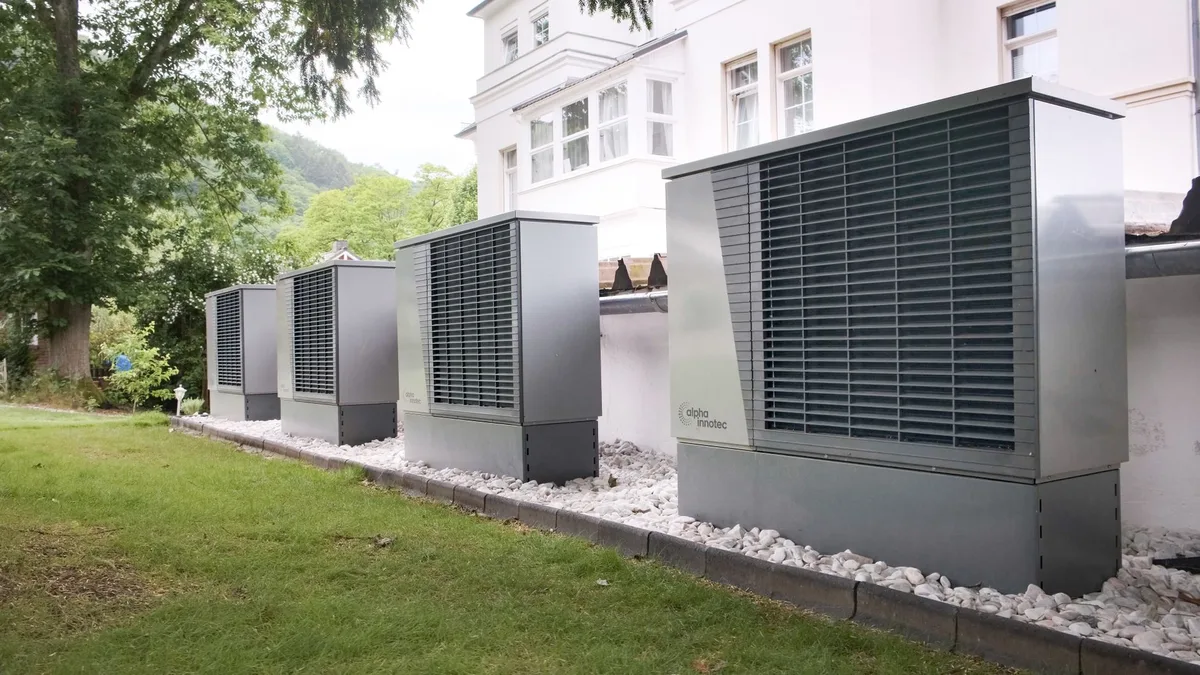 Unité extérieure d'une pompe à chaleur avec conduits aérauliques connectés