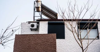 Installation d'un chauffe-eau thermodynamique avec panneau de contrôle visible dans une buanderie résidentielle