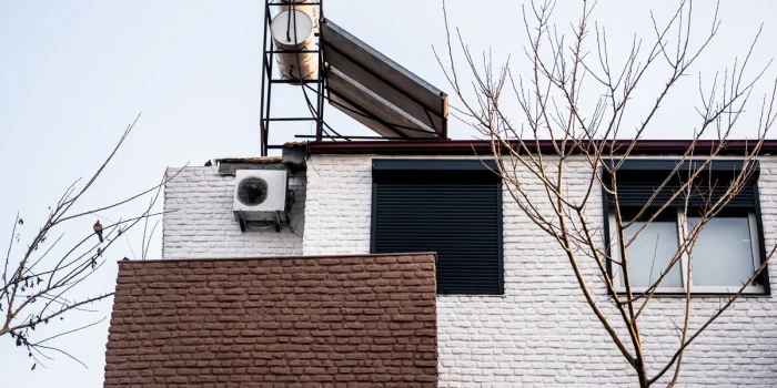 Installation d'un chauffe-eau thermodynamique avec panneau de contrôle visible dans une buanderie résidentielle