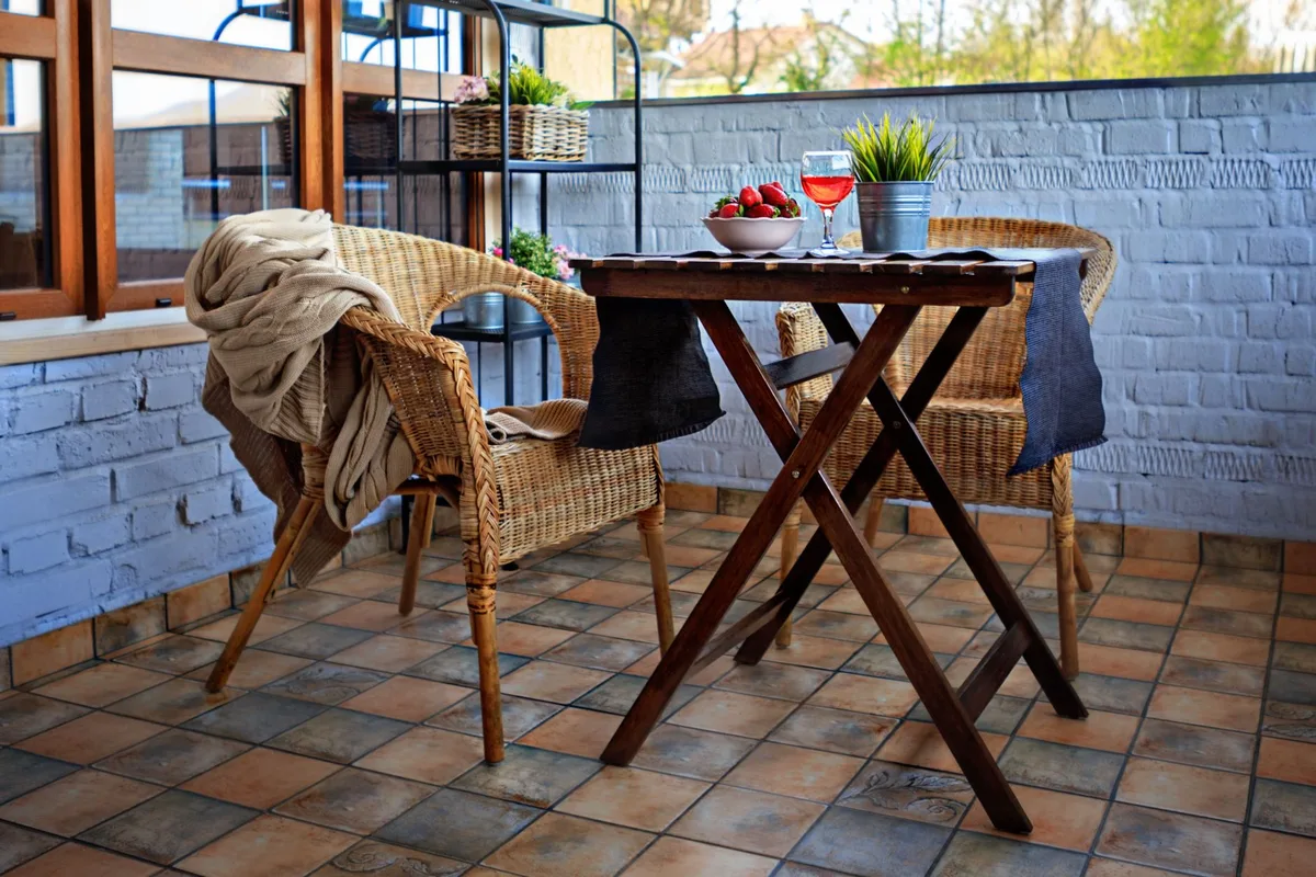 Carrelage en grès cérame sur une terrasse extérieure, surface lisse et brillante