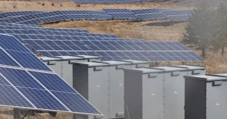Batterie de stockage d'énergie solaire installée à côté de panneaux photovoltaïques sur une maison