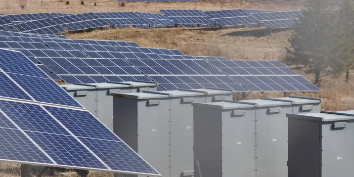 Batterie de stockage d'énergie solaire installée à côté de panneaux photovoltaïques sur une maison