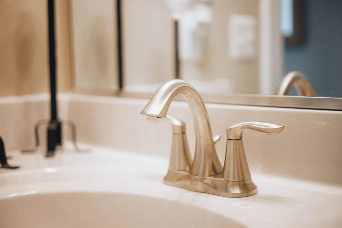 Robinetterie chromée moderne avec cartouche céramique sur lavabo