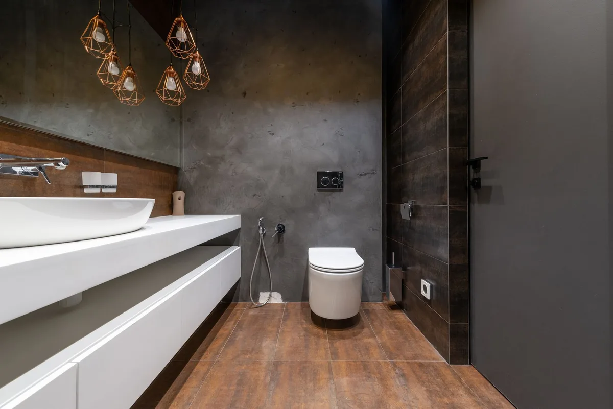 WC suspendu encastré dans mur avec bâti support visible