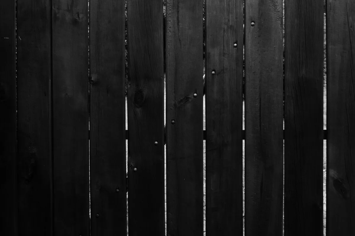 Différents matériaux de clôture : bois, PVC et composites.
