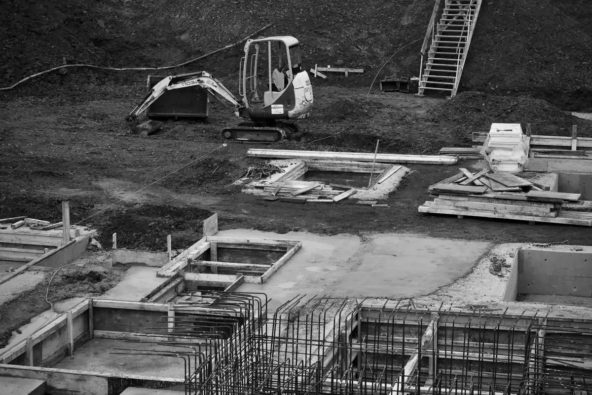 Terrassement et fondations d'une maison en cours de construction