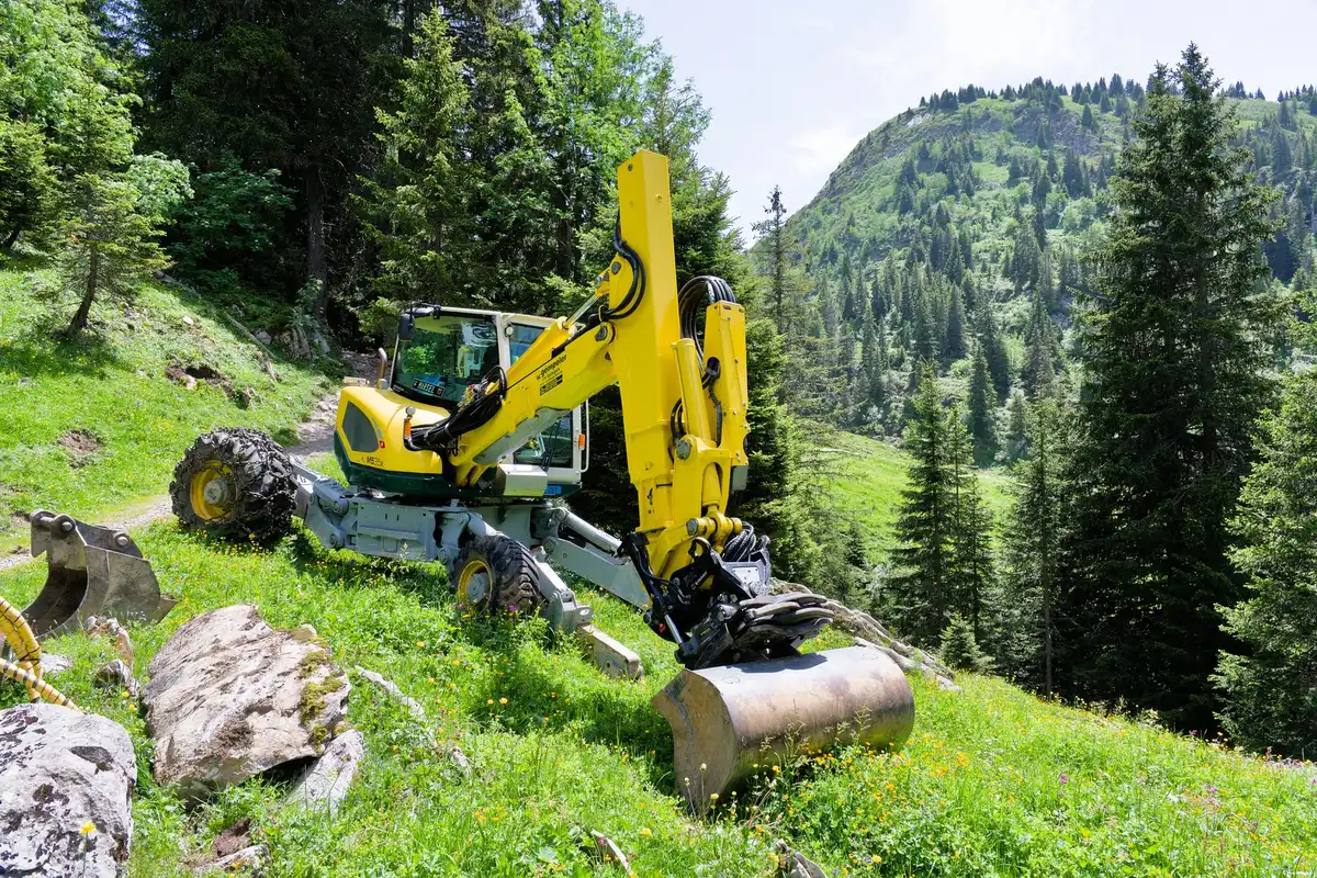 Terrain en pente présentant des défis de construction et d'accès
