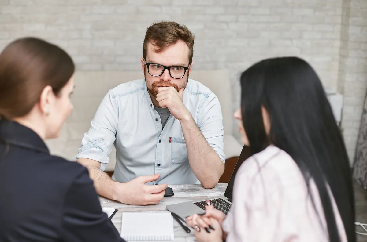 Personne en discussion réfléchissant à des solutions plutôt qu'à des problèmes
