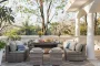Terrasse décorée avec coussins, plantes et mobilier bohème dans la lumière dorée