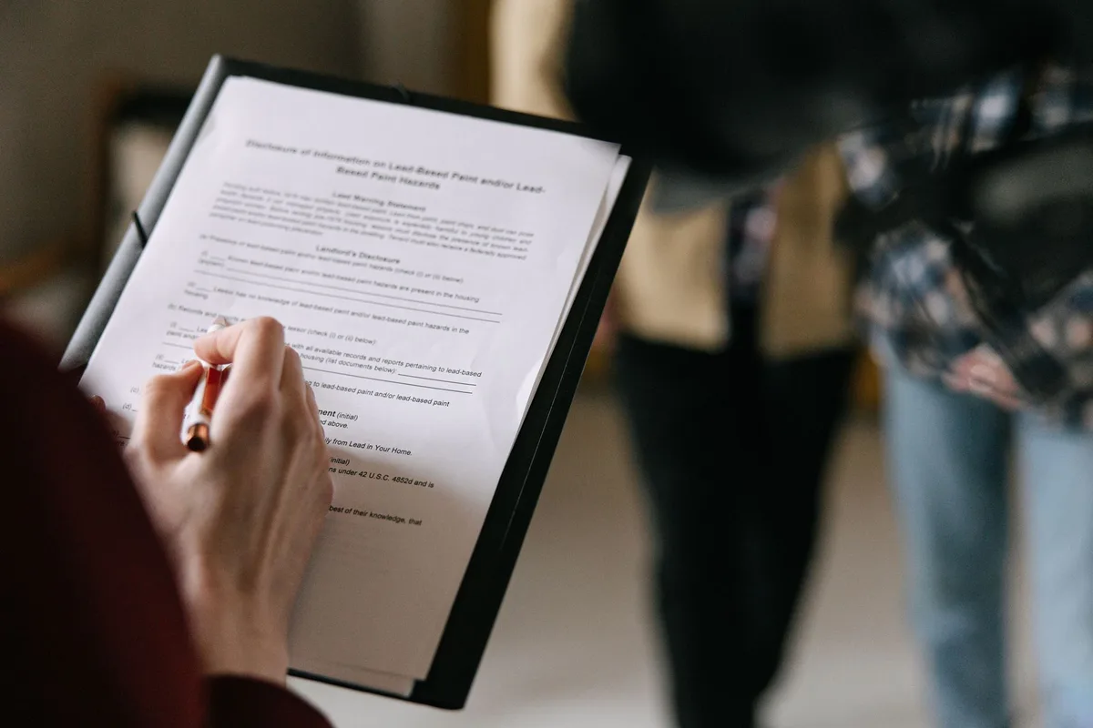 Propriétaire examinant un devis détaillé d'installation solaire avec liste de vérification