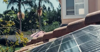 Installation de panneaux solaires sur un toit résidentiel avec batterie de stockage et documents administratifs