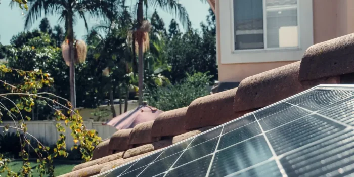 Installation de panneaux solaires sur un toit résidentiel avec batterie de stockage et documents administratifs