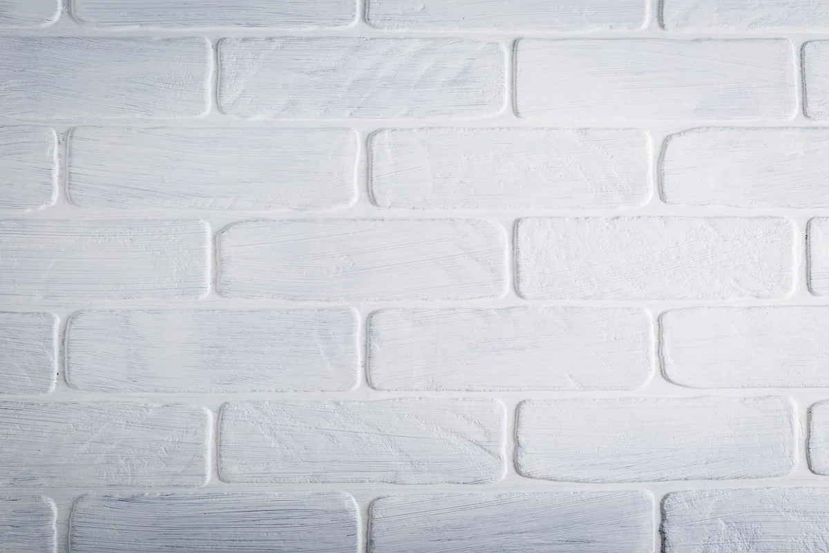 Mur intérieur peint d'une couleur vive avec jeu de lumière naturelle mettant en avant la texture