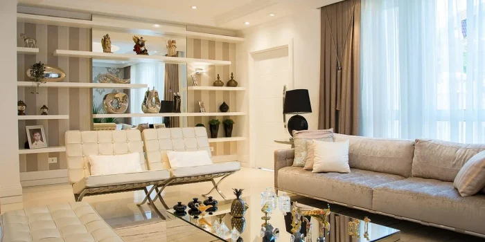 Intérieur de maison lumineux aux murs peints en couleurs vives, meubles design et objets d'art exposés