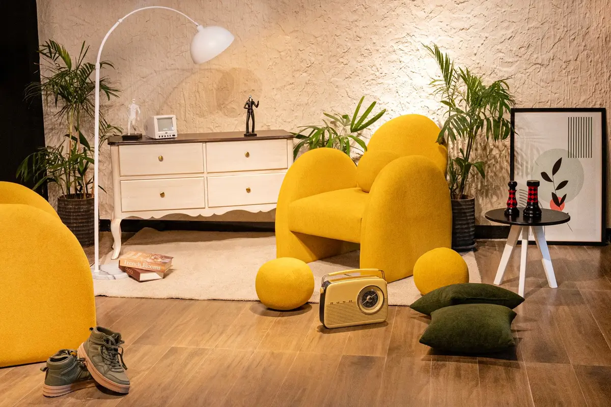 Chaise design utilisée comme point focal dans un salon contemporain.